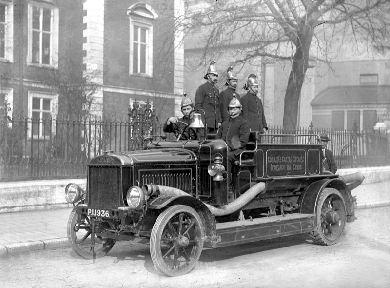New Fire Engine pictured outside Cork School of Art (now Crawford Art Gallery) Image © Irish Examiner