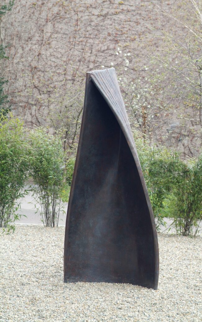 Eilis O’Connell, Each Day, 2003, bronze, H 235 cm. Purchased, 2007. © the artist.