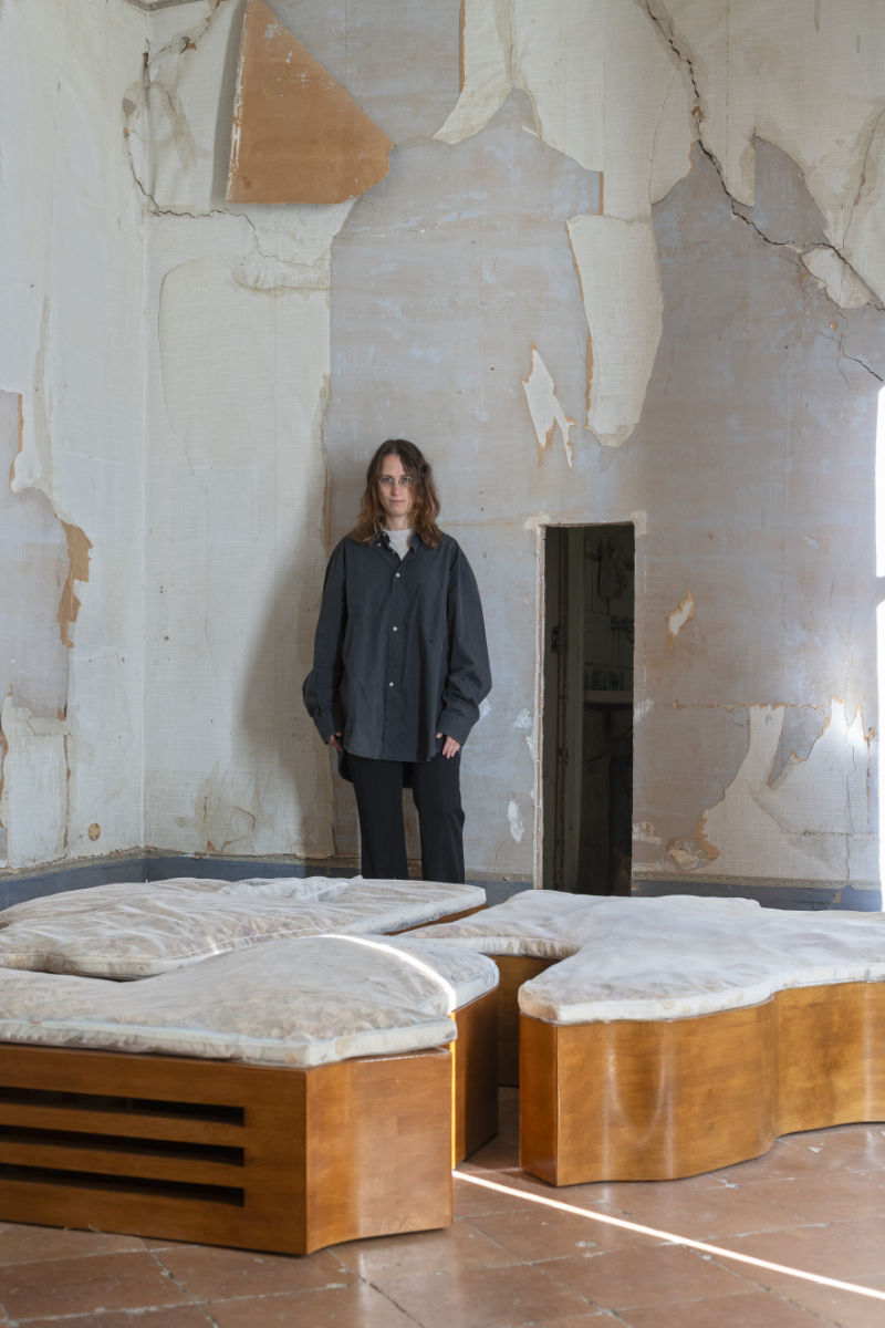 Raffaela Naldi Rossano with her on going installation Tentacular Bed; at Res80121, photo by Maurizio Esposito
