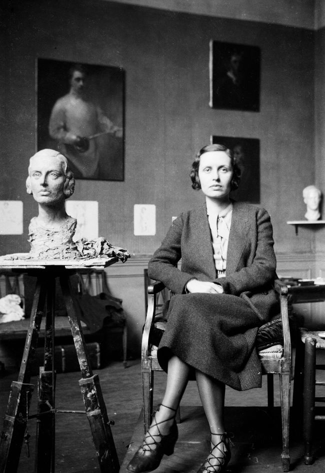 Ruth Ripley with a bust by Séamus Murphy